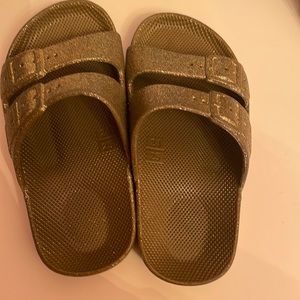 Freedom Moses toddler unisex slip on sandals size 24/25 dark green shimmer